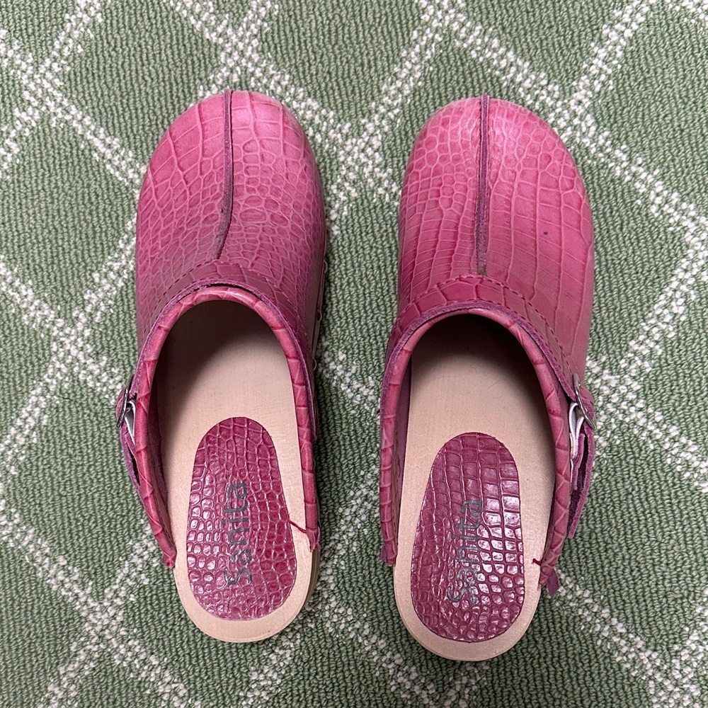 Fun pink Sanita clogs!  Size 37.